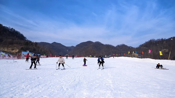 猿人山滑雪場(chǎng)‖煥新升級(jí),靜待八方賓朋！